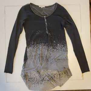 Long sleeve buckle shirt.